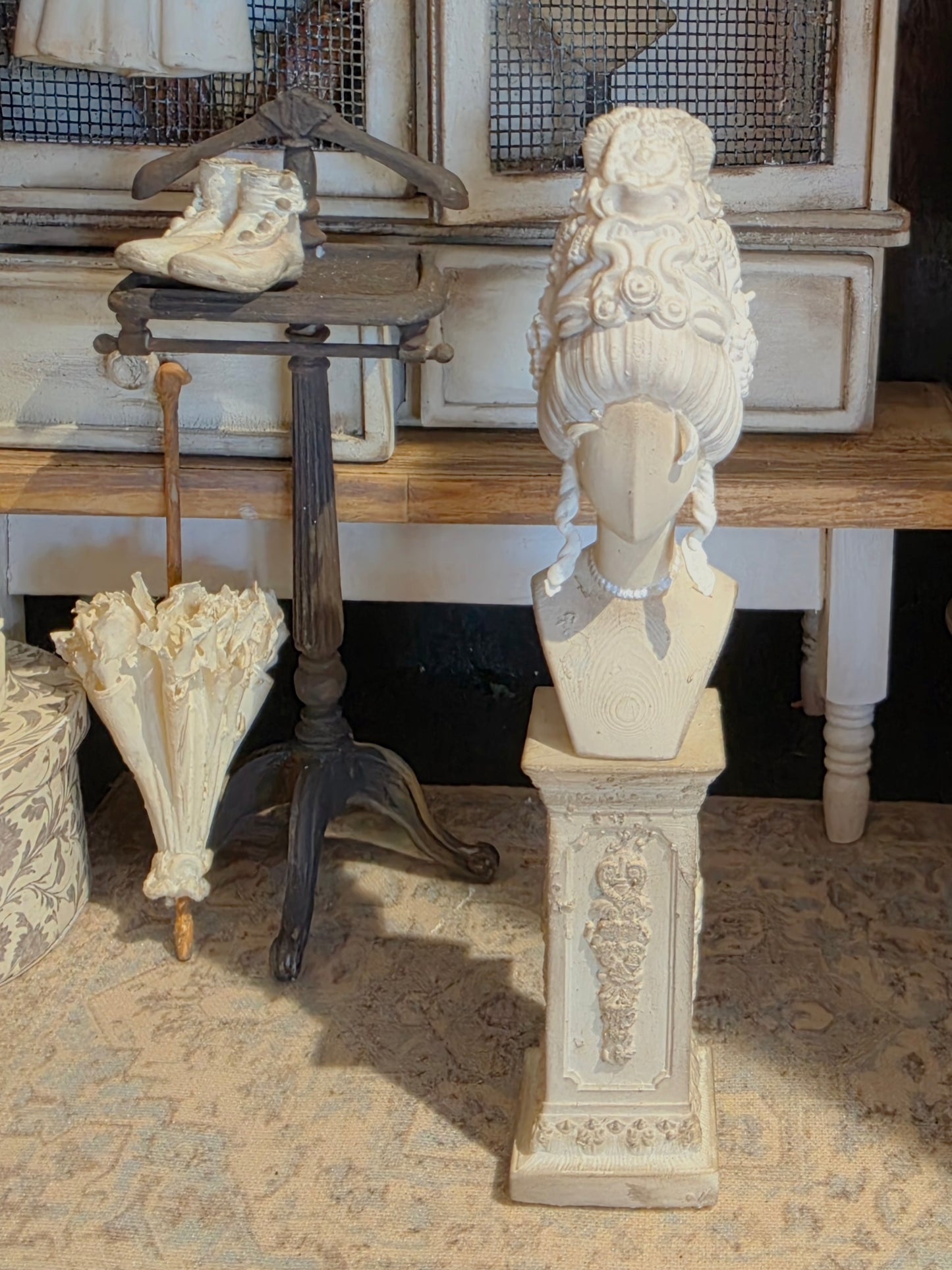 Miniatuur Pedestal / Sokkel – Tijdloze Brocante Elegantie