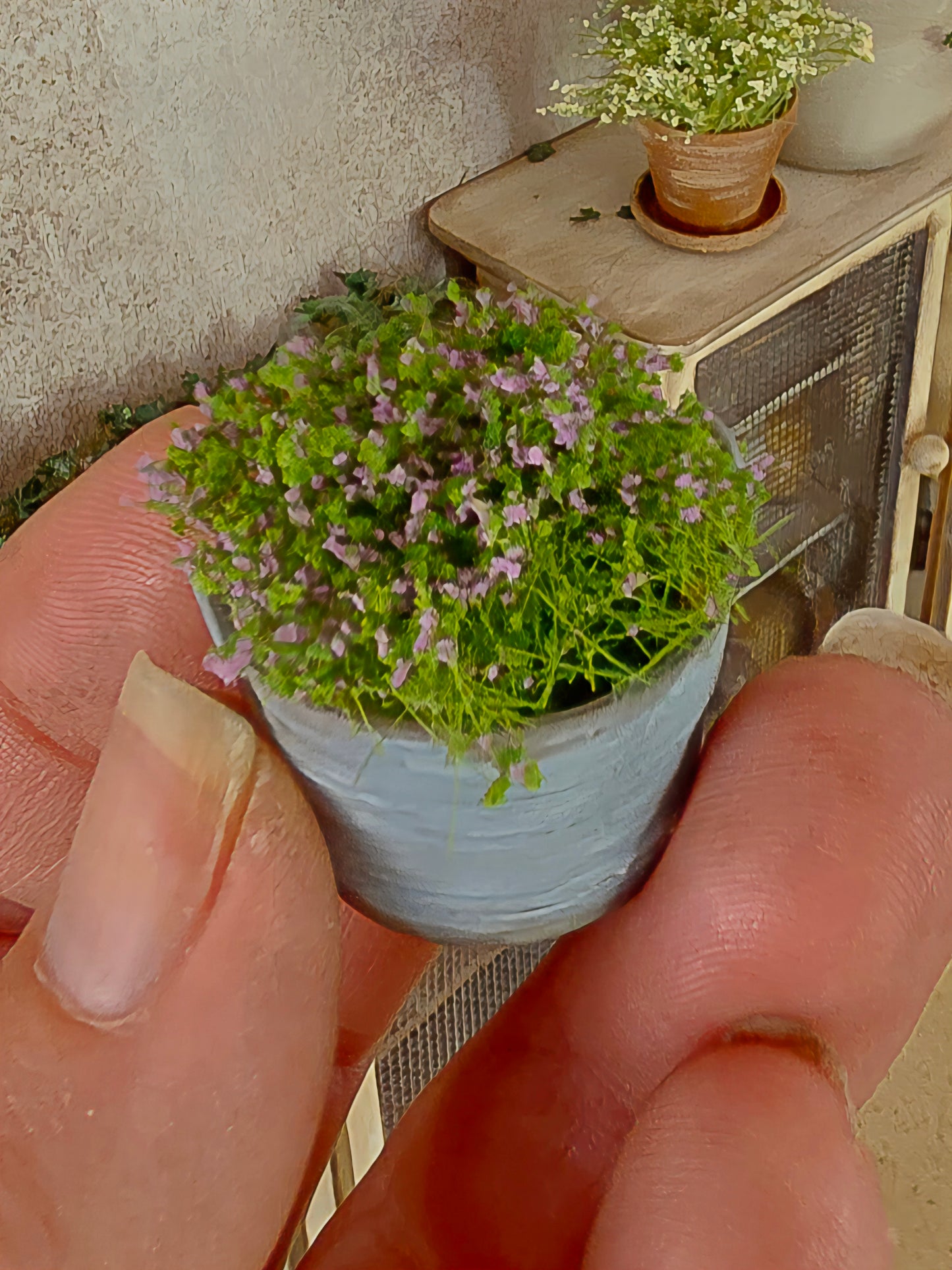 Miniatuur Lila Plantje in Verweerd Zinken Teiltje – Handgemaakt in Brocante Stijl 1:12