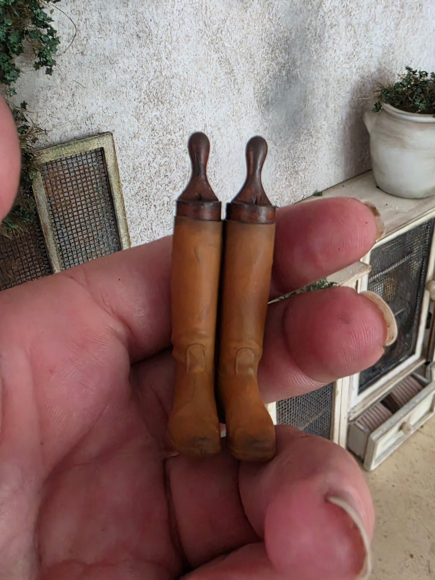 Miniatuur Vintage Paardrijlaarzen – Handgemaakt in Brocante Stijl 1:12
