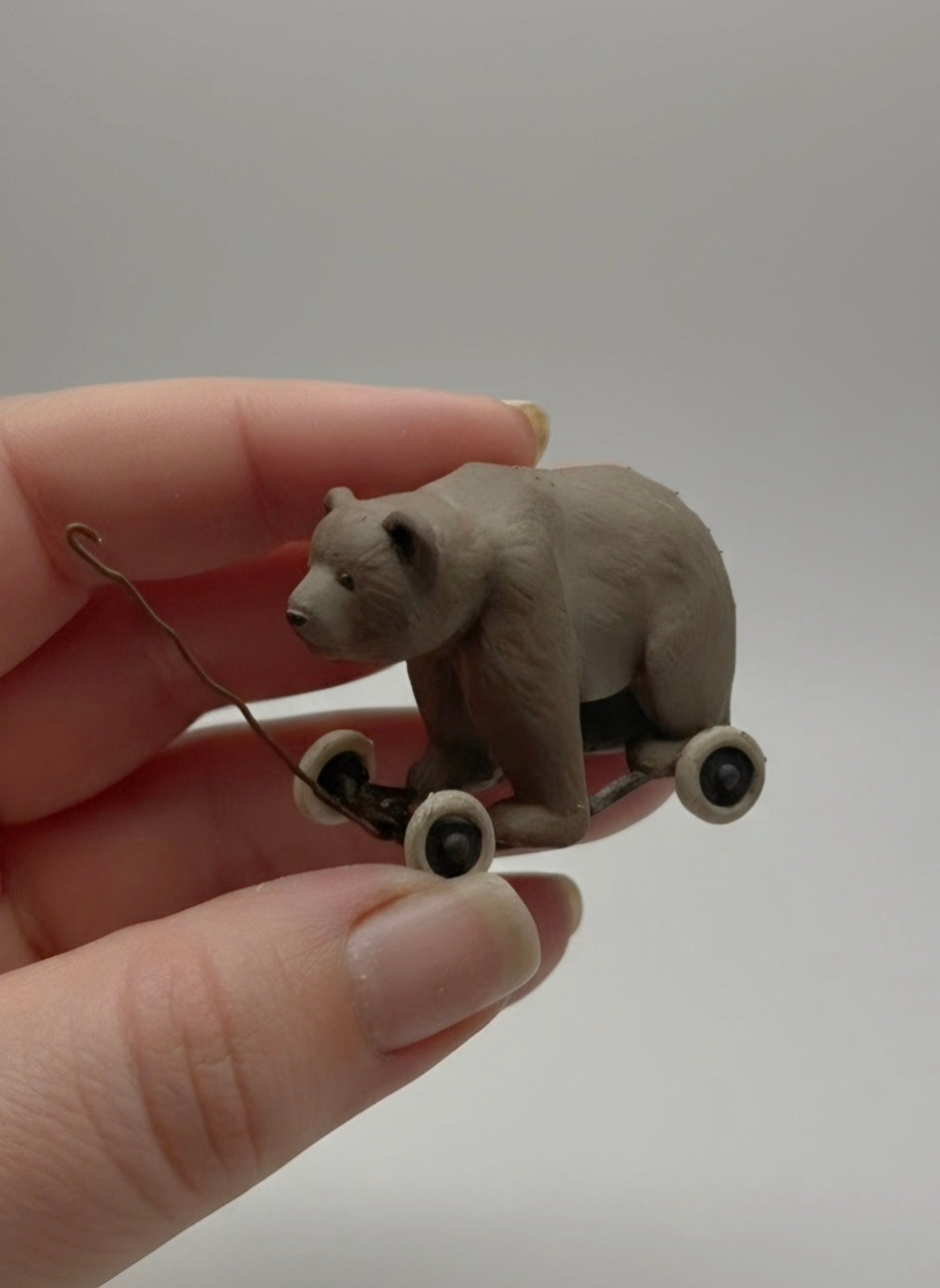 Miniatuur Oude Speelgoedbeer op Wielen – Nostalgische Brocante Charme