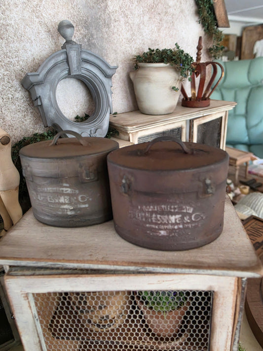 Miniatuur Brocante Ovale Koffer met Tekst 1:12 | Handgemaakt & Handbeschilderd | Resin Vintage Koffertje | Poppenhuis Decoratie