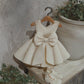 Miniatuur Kledinghanger met Romantisch Jurkje 1:12 | Handgemaakt & Handbeschilderd | Brocante Resin Jurk | Poppenhuis Decoratie