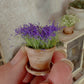 Miniatuur Lavendelplantje in Verweerd Terracotta Potje – Handgemaakt in Brocante Stijl 1:12