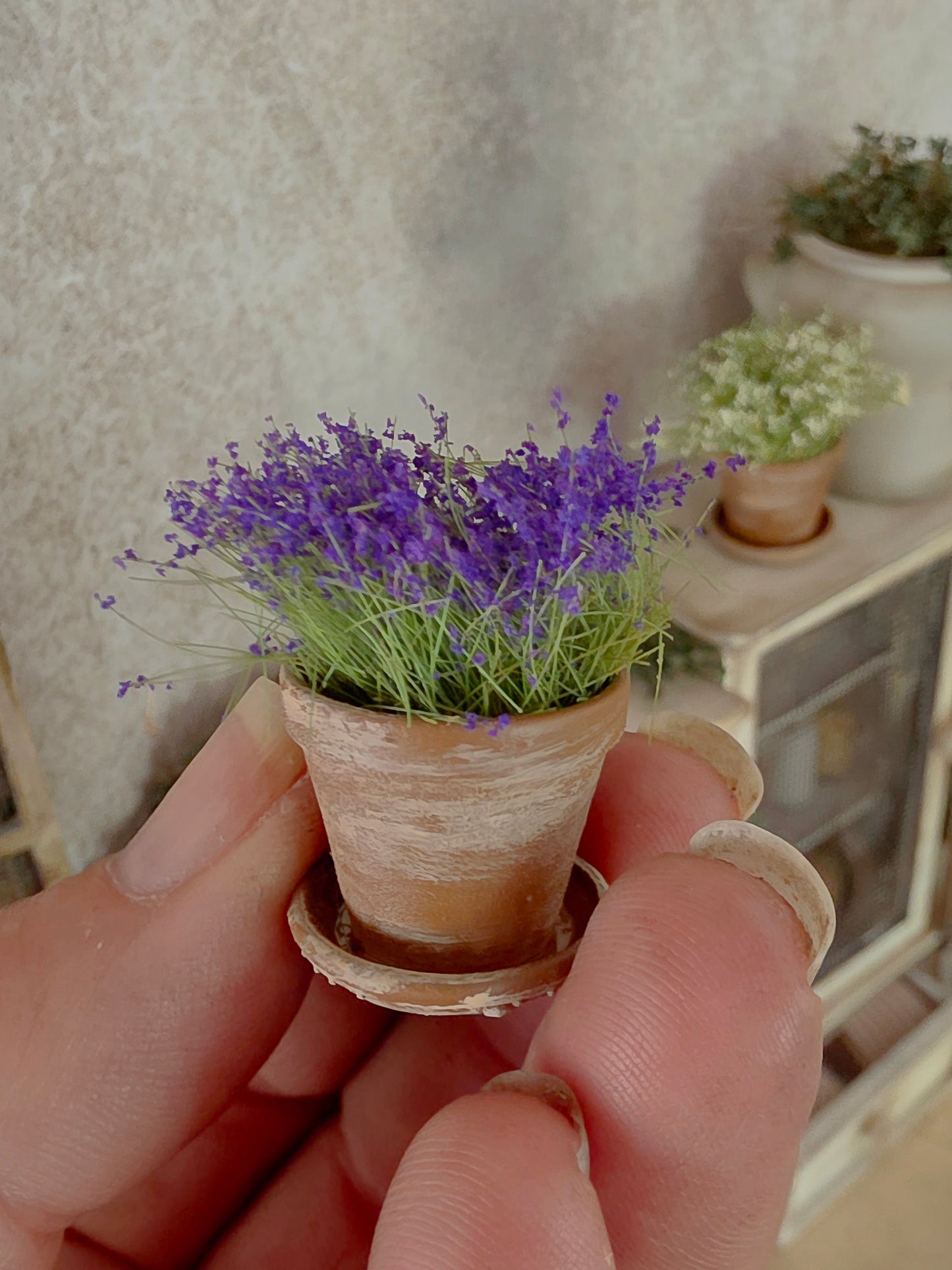 Miniatuur Lavendelplantje in Verweerd Terracotta Potje – Handgemaakt in Brocante Stijl 1:12