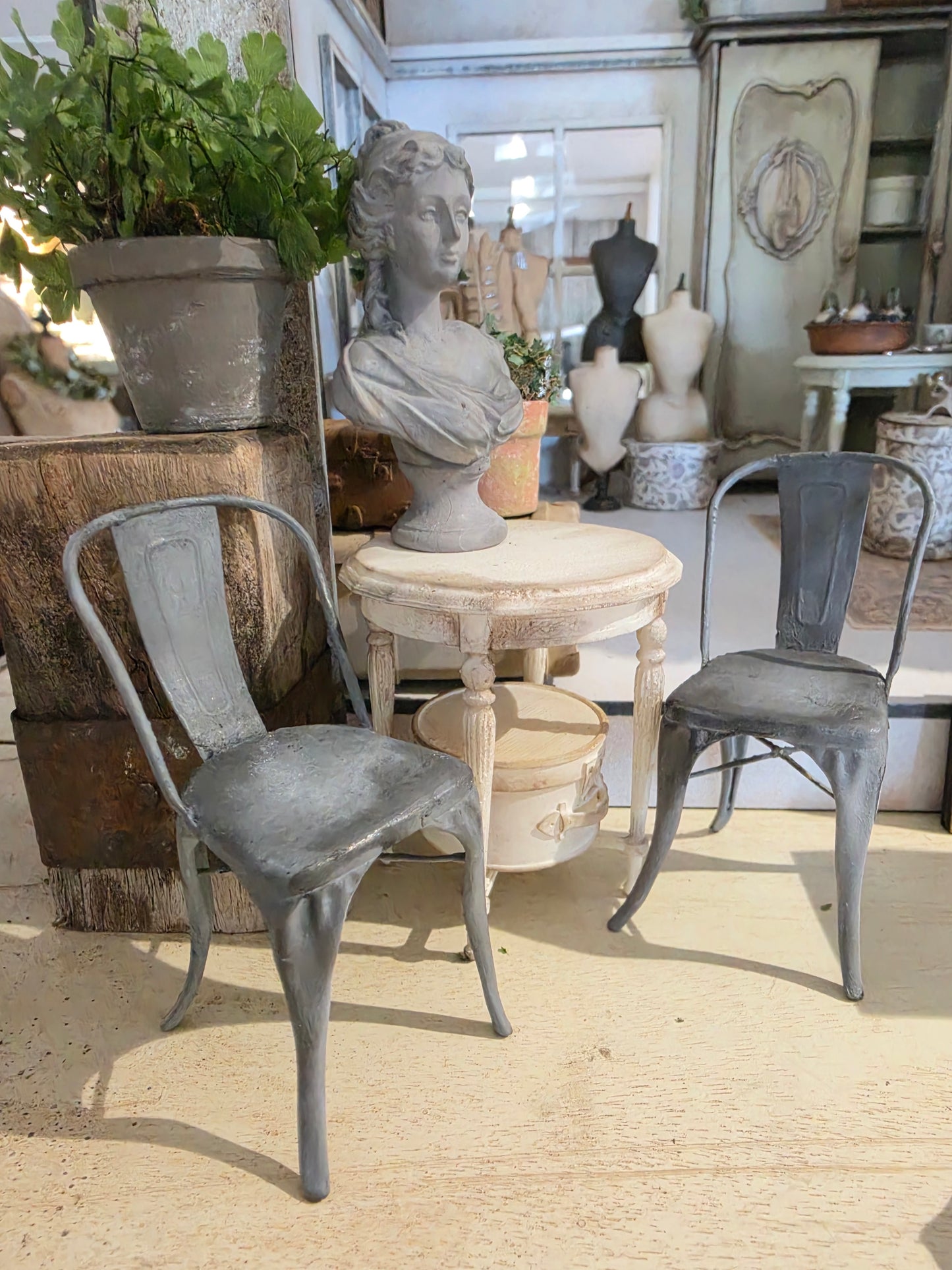 Miniatuur Brocante Tolix Stoel 1:12 | Handgemaakt & Handbeschilderd | Resin Industriële Stoel | Franse Poppenhuis Decoratie