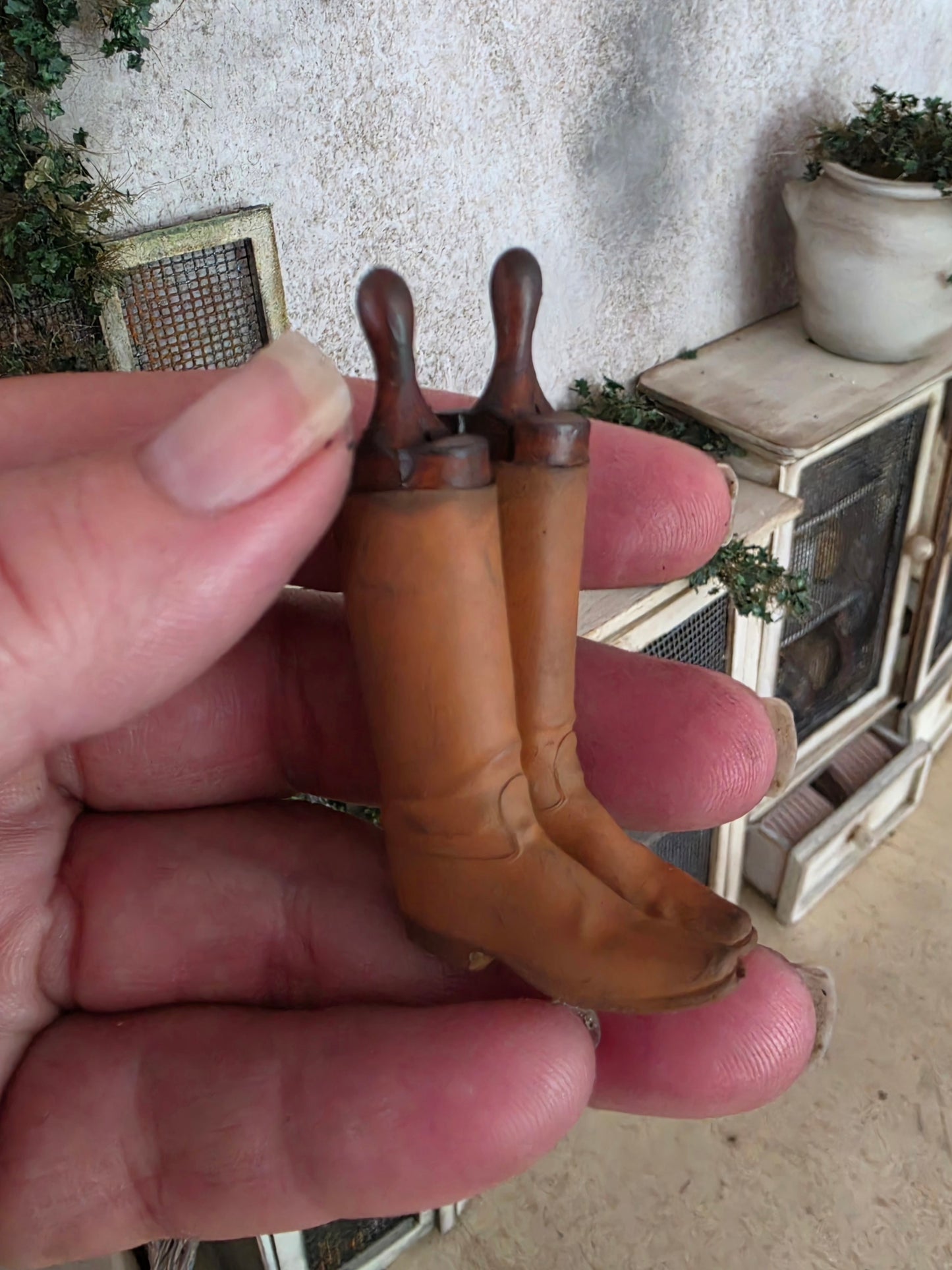 Miniatuur Vintage Paardrijlaarzen – Handgemaakt in Brocante Stijl 1:12
