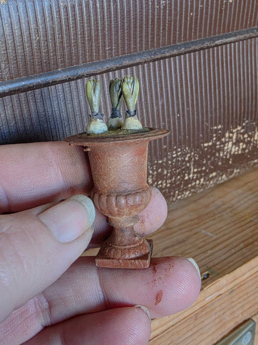 Miniatuur Hyacint in roest vaas, schaal 1 op 12, poppenhuis, diorama