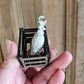 Miniatuur Witte Gans  in Houten Krat – 1:12 – Pasen, Lente – Handbeschilderd Poppenhuis Diorama