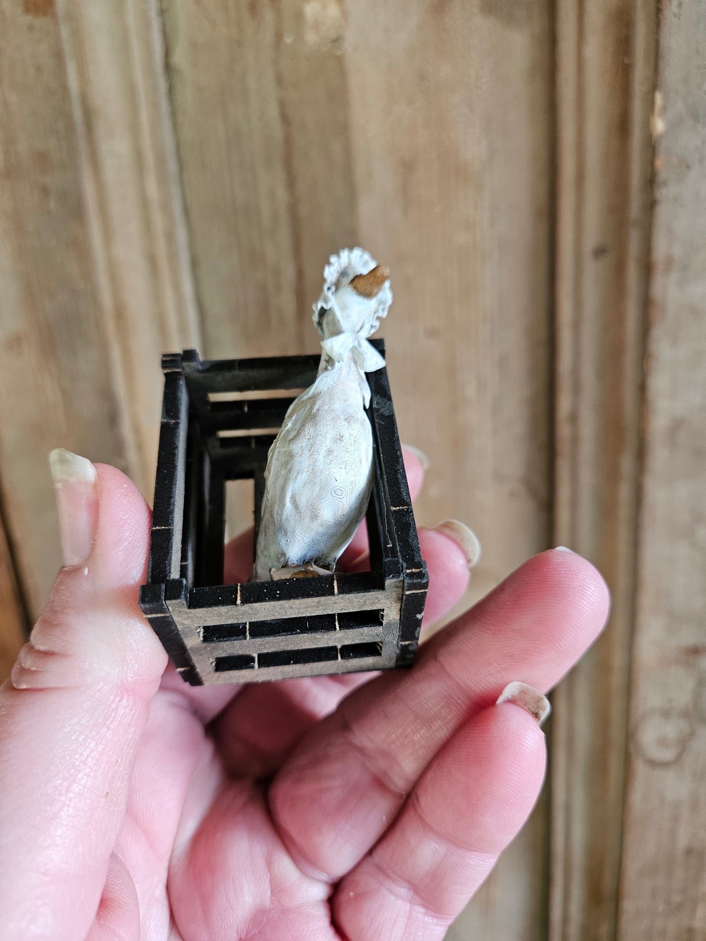 Miniatuur Witte Gans  in Houten Krat – 1:12 – Pasen, Lente – Handbeschilderd Poppenhuis Diorama