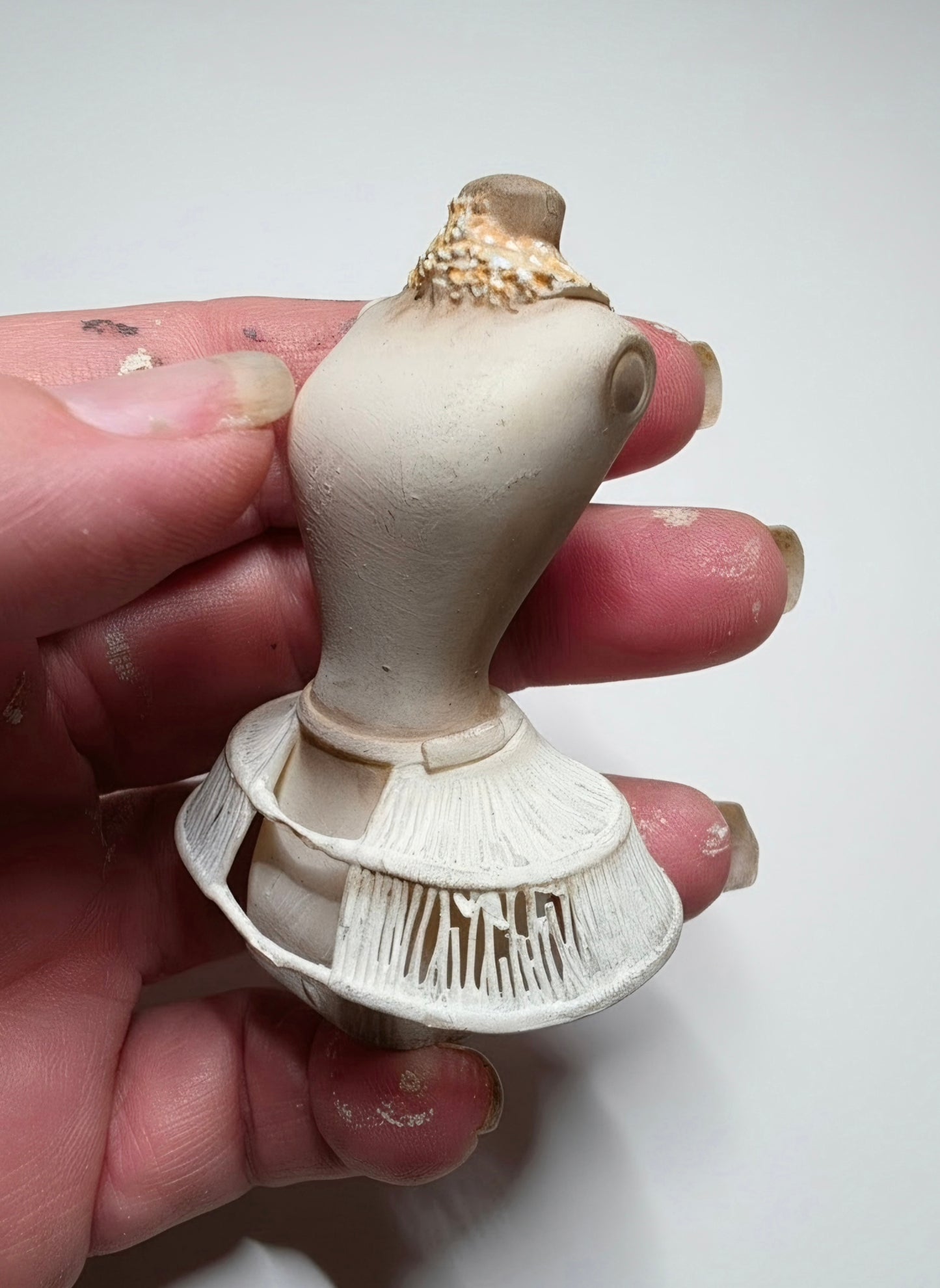 Miniatuur Buste met Crinoline – Victoriaanse Couture in Brocante Stijl