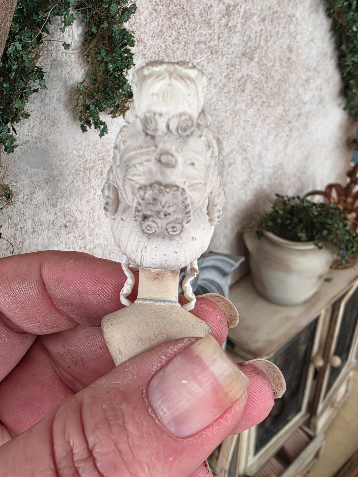 Miniatuur Brocante Hoedenhoofd met Marie Antoinette Pruik 1:12 | Handgemaakt & Handbeschilderd | Resin Paspop | Franse Brocante Poppenhuis Decoratie