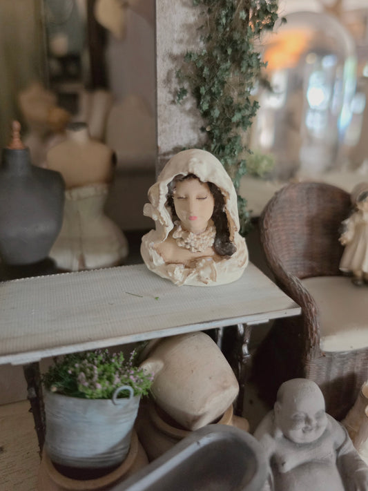 Miniatuur Oude Wassen Buste 1:12 – Handgemaakt & Handbeschilderd Resin Beeld – Brocante Poppenhuis Decoratie – Franse Vintage Stijl