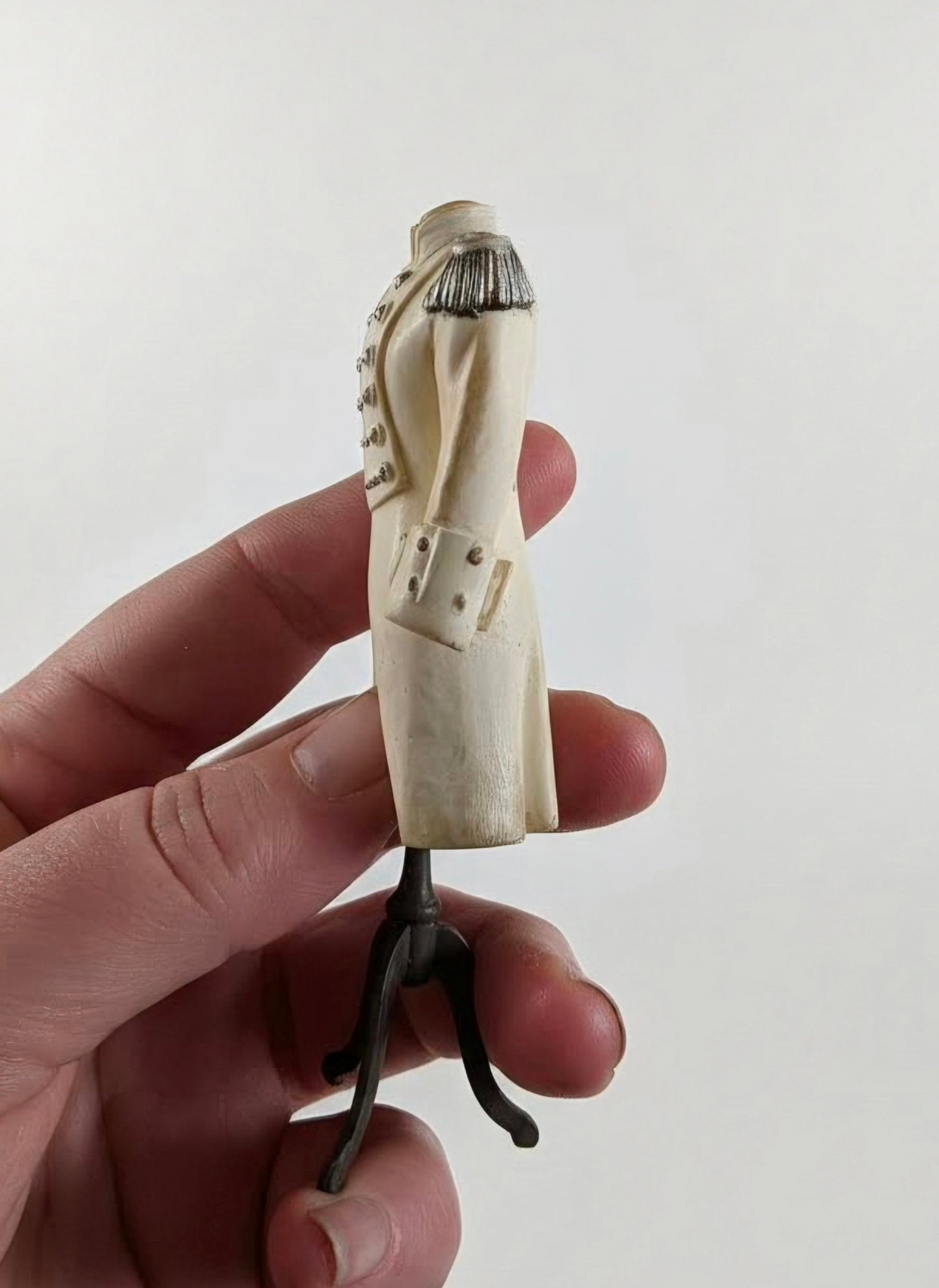Miniatuur paspop met Napoleon jas schaal 1 op 12 historisch poppenhuis decor