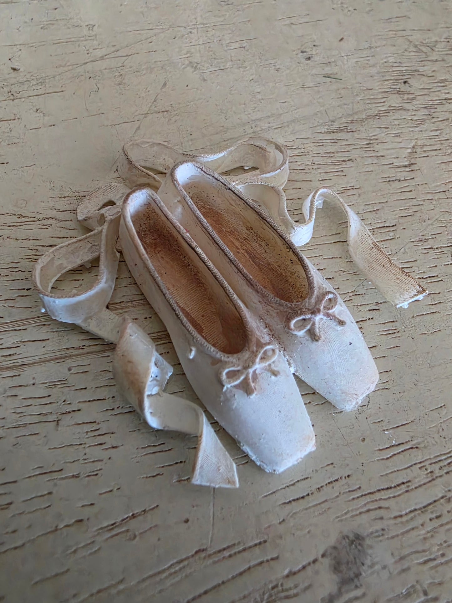 Miniatuur Balletschoentjes met Linten – Victoriaanse Elegantie