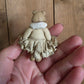 Romantische Miniatuur Beer in Jurkje 1:12 Handgemaakt en Handbeschilderd Uniek Poppenhuis Accessoire