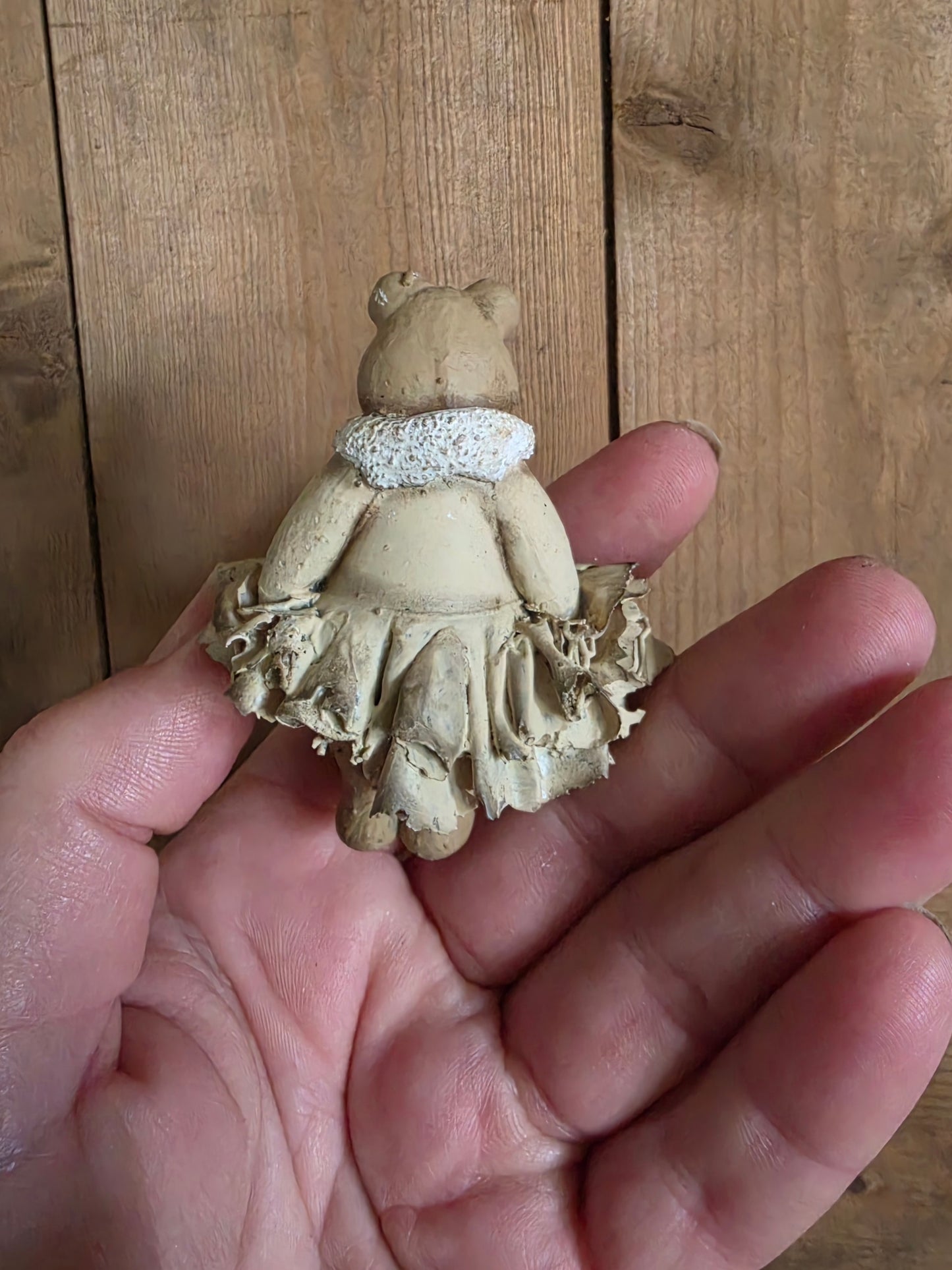 Romantische Miniatuur Beer in Jurkje 1:12 Handgemaakt en Handbeschilderd Uniek Poppenhuis Accessoire