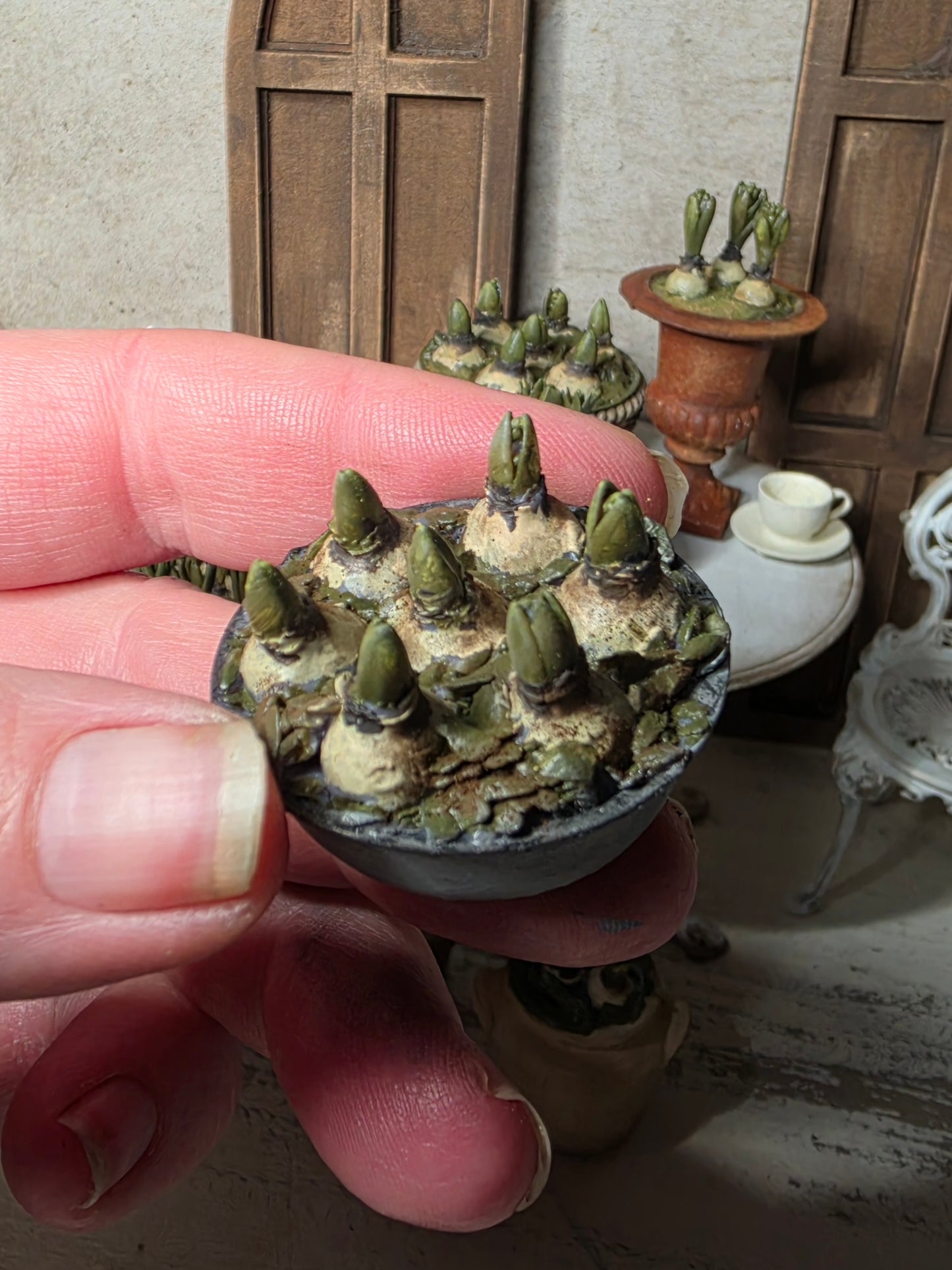Miniatuur hyacinten druifjes in zinken schaaltje, schaal 1 op 12, poppenhuis, diorama