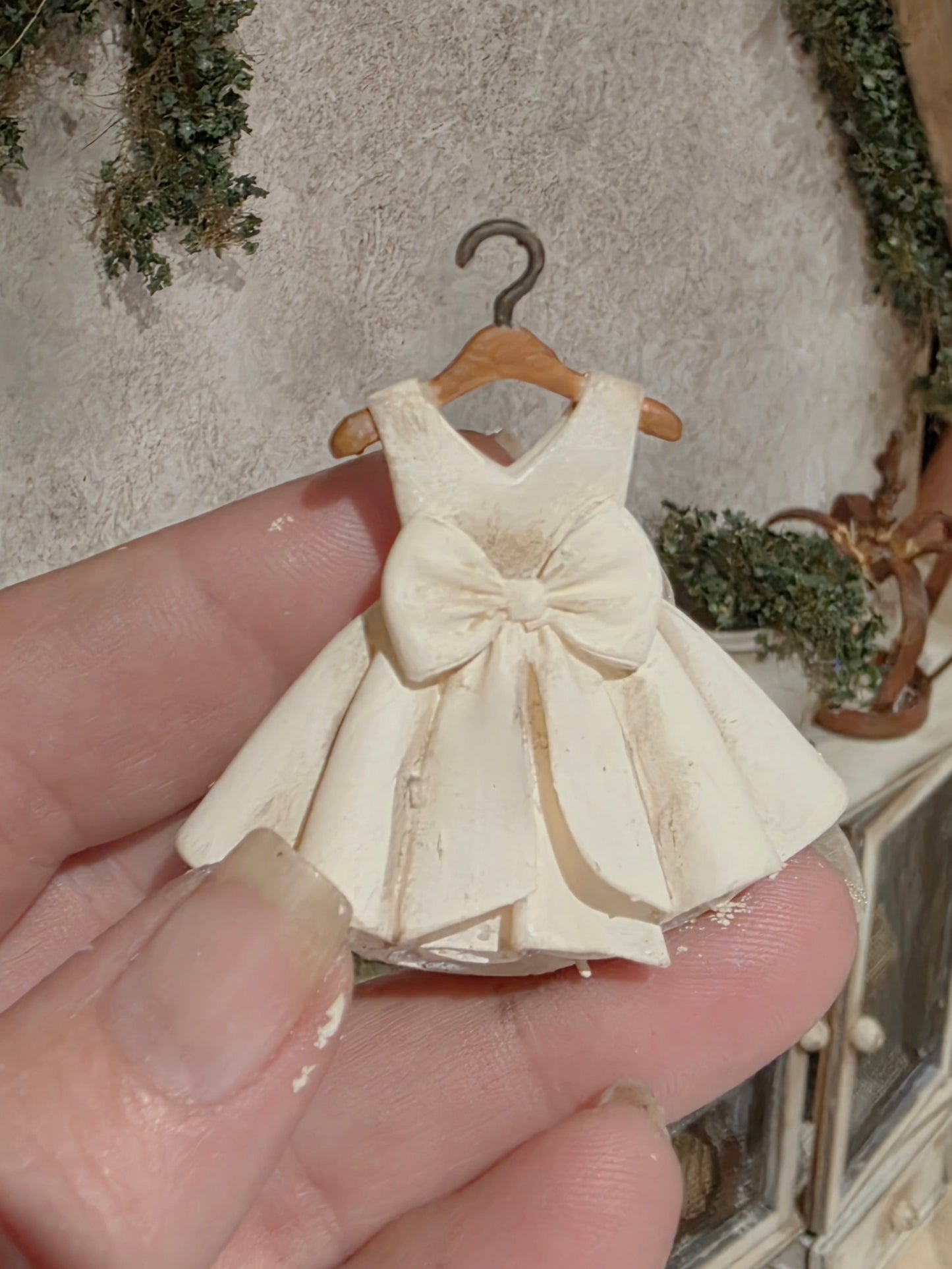 Miniatuur Kledinghanger met Romantisch Jurkje 1:12 | Handgemaakt & Handbeschilderd | Brocante Resin Jurk | Poppenhuis Decoratie