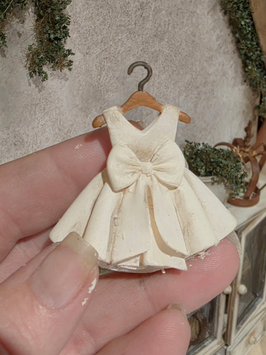 Miniatuur Kledinghanger met Romantisch Jurkje 1:12 | Handgemaakt & Handbeschilderd | Brocante Resin Jurk | Poppenhuis Decoratie