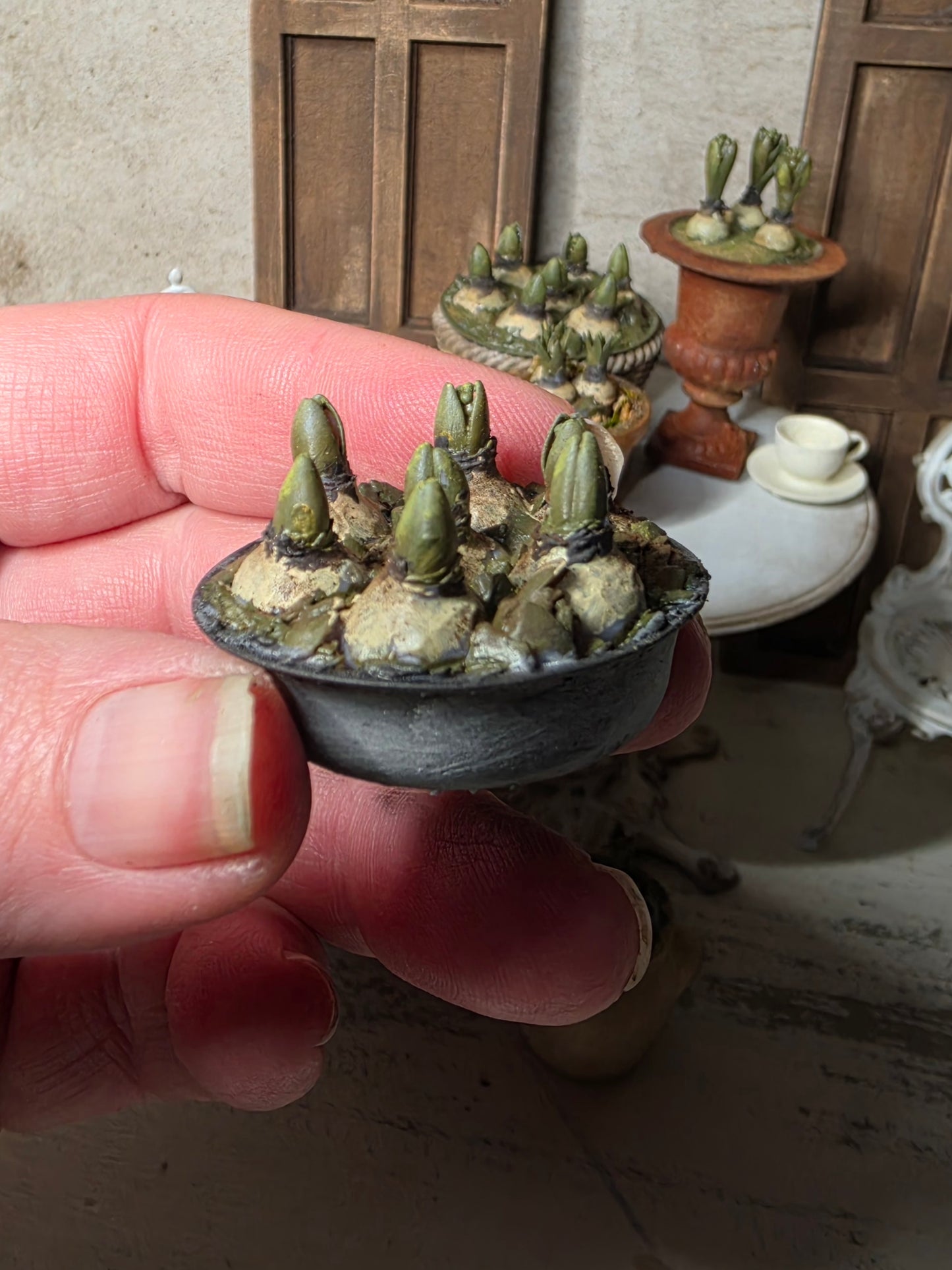 Miniatuur hyacinten druifjes in zinken schaaltje, schaal 1 op 12, poppenhuis, diorama