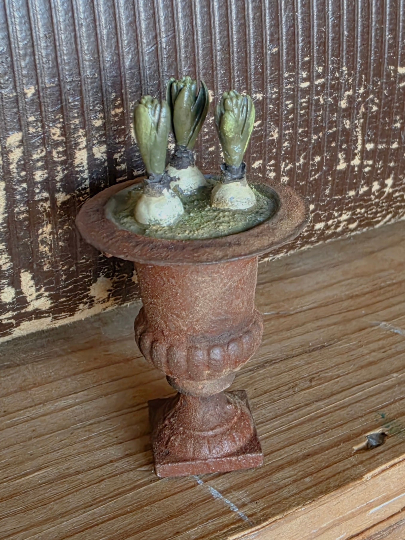 Miniatuur Hyacint in roest vaas, schaal 1 op 12, poppenhuis, diorama
