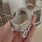 Miniatuur Oude Rieten Poppenwagen – Handgemaakt in Brocante Stijl 1:12
