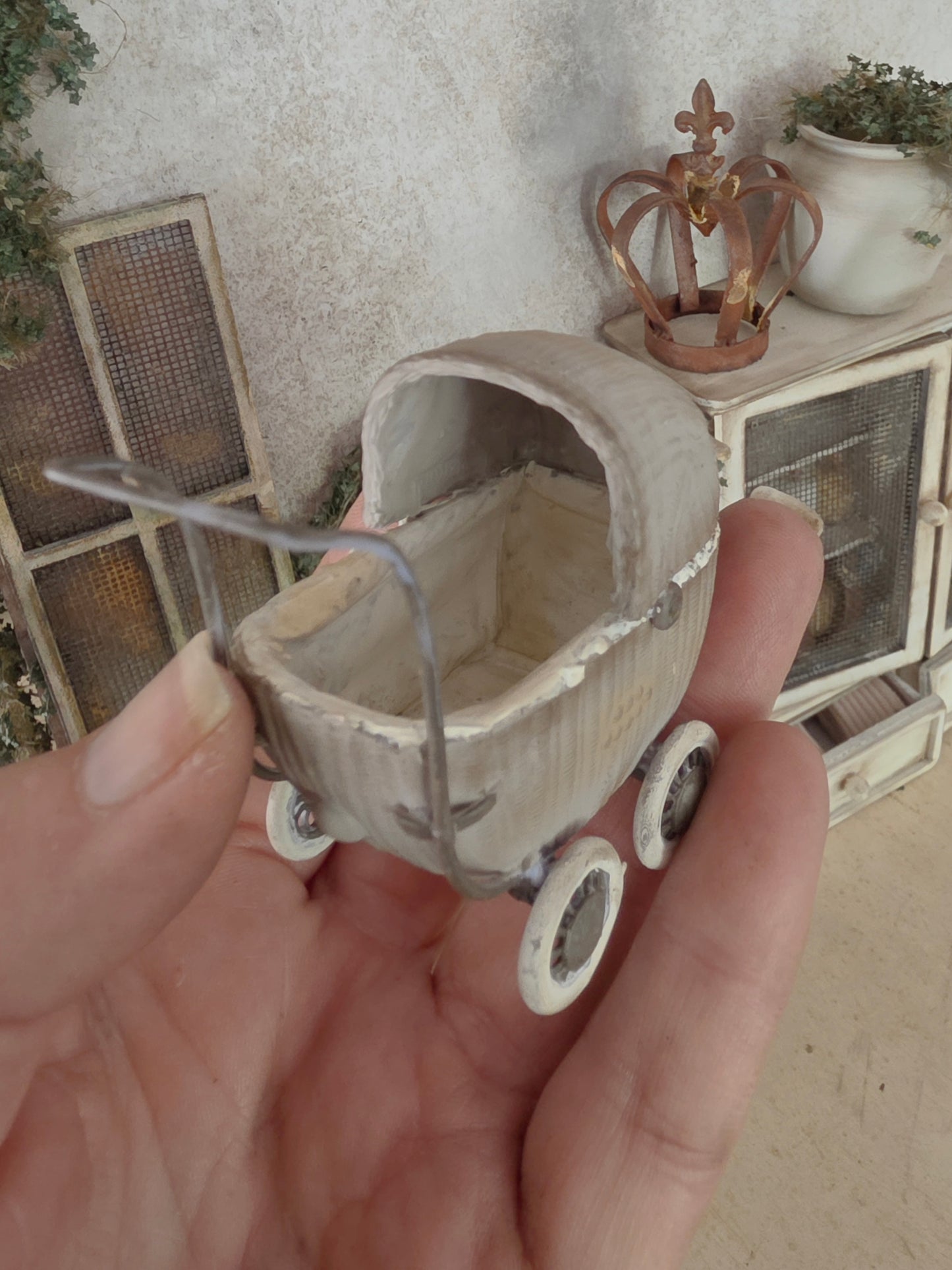 Miniatuur Oude Rieten Poppenwagen – Handgemaakt in Brocante Stijl 1:12