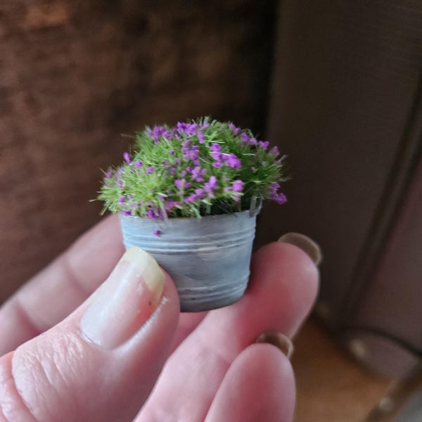 Miniatuur lila/paars plantje  1:12 – Resin – Zinken Teiltje – Poppenhuis Decoratie-Diorama