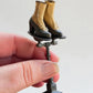 Miniatuur Oude Schoenenstandaard – Victoriaanse Winkelcharme