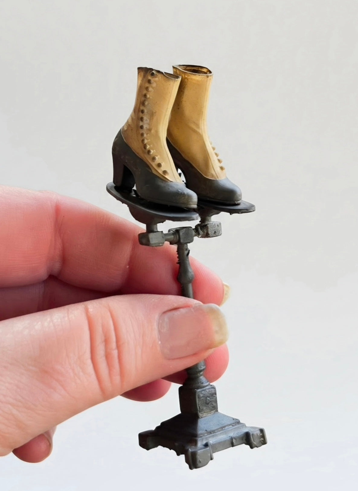 Miniatuur Oude Schoenenstandaard – Victoriaanse Winkelcharme