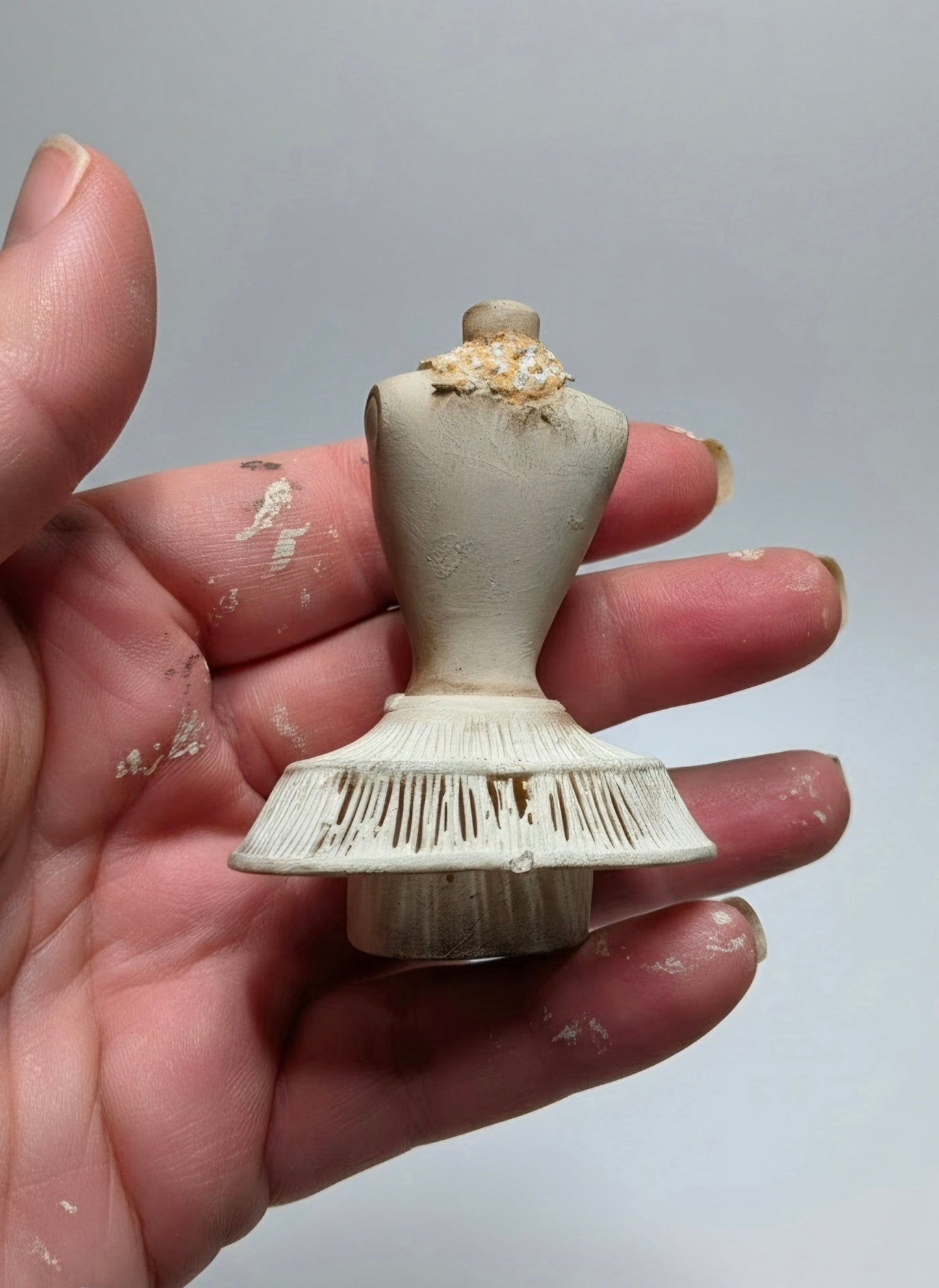 Miniatuur Buste met Crinoline – Victoriaanse Couture in Brocante Stijl
