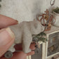 Miniatuur Oude Speelgoedbeer op Wielen – Handgemaakt in Brocante Stijl 1:12