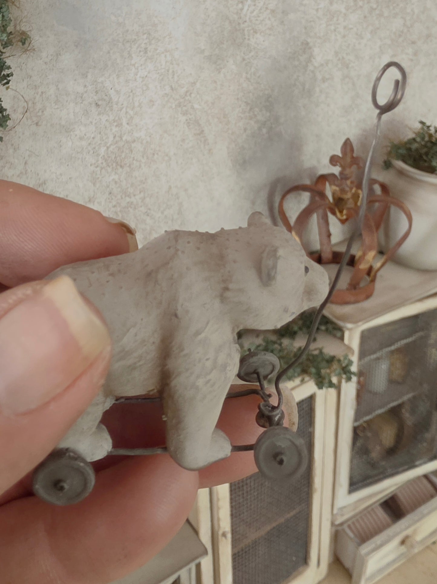 Miniatuur Oude Speelgoedbeer op Wielen – Handgemaakt in Brocante Stijl 1:12