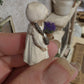 Miniatuur Popje in Vintage Stijl 1:12 | Geïnspireerd op Klassieke Käthe Kruse Poppen | Handgemaakt & Handbeschilderd | Resin Poppenhuis Miniatuur