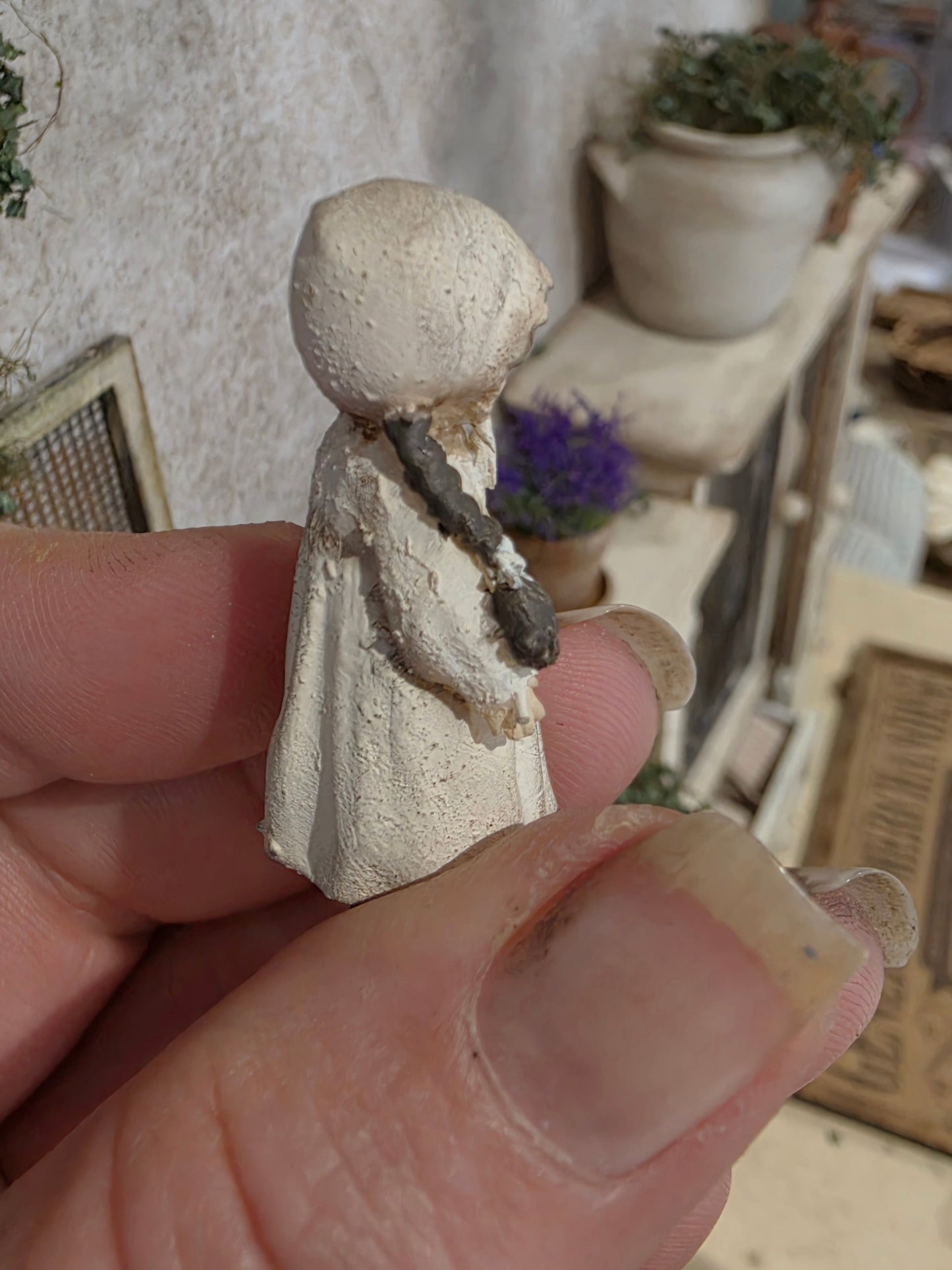 Miniatuur Popje in Vintage Stijl 1:12 | Geïnspireerd op Klassieke Käthe Kruse Poppen | Handgemaakt & Handbeschilderd | Resin Poppenhuis Miniatuur