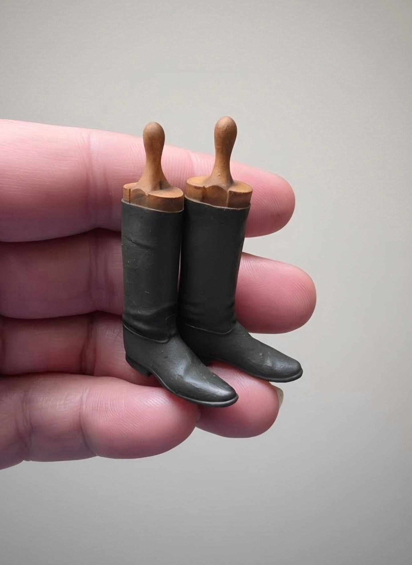 Miniatuur victoriaanse laarzen met houten houders (Schaal 1:12) Poppenhuis Accessoire/Diorama