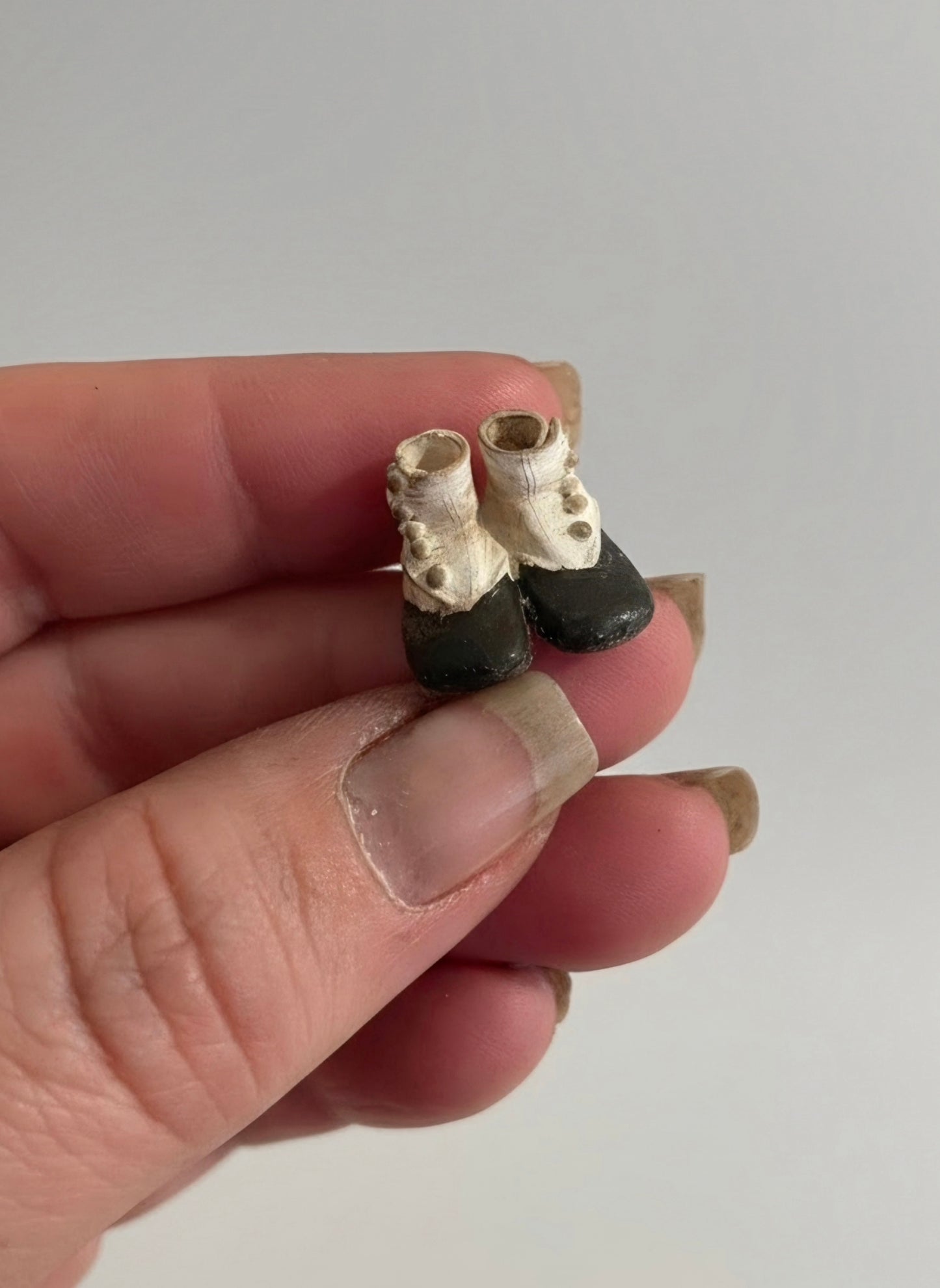 Handbeschilderd Victoriaans Miniatuur Schoentje – Brocante Decoratie in Miniatuur