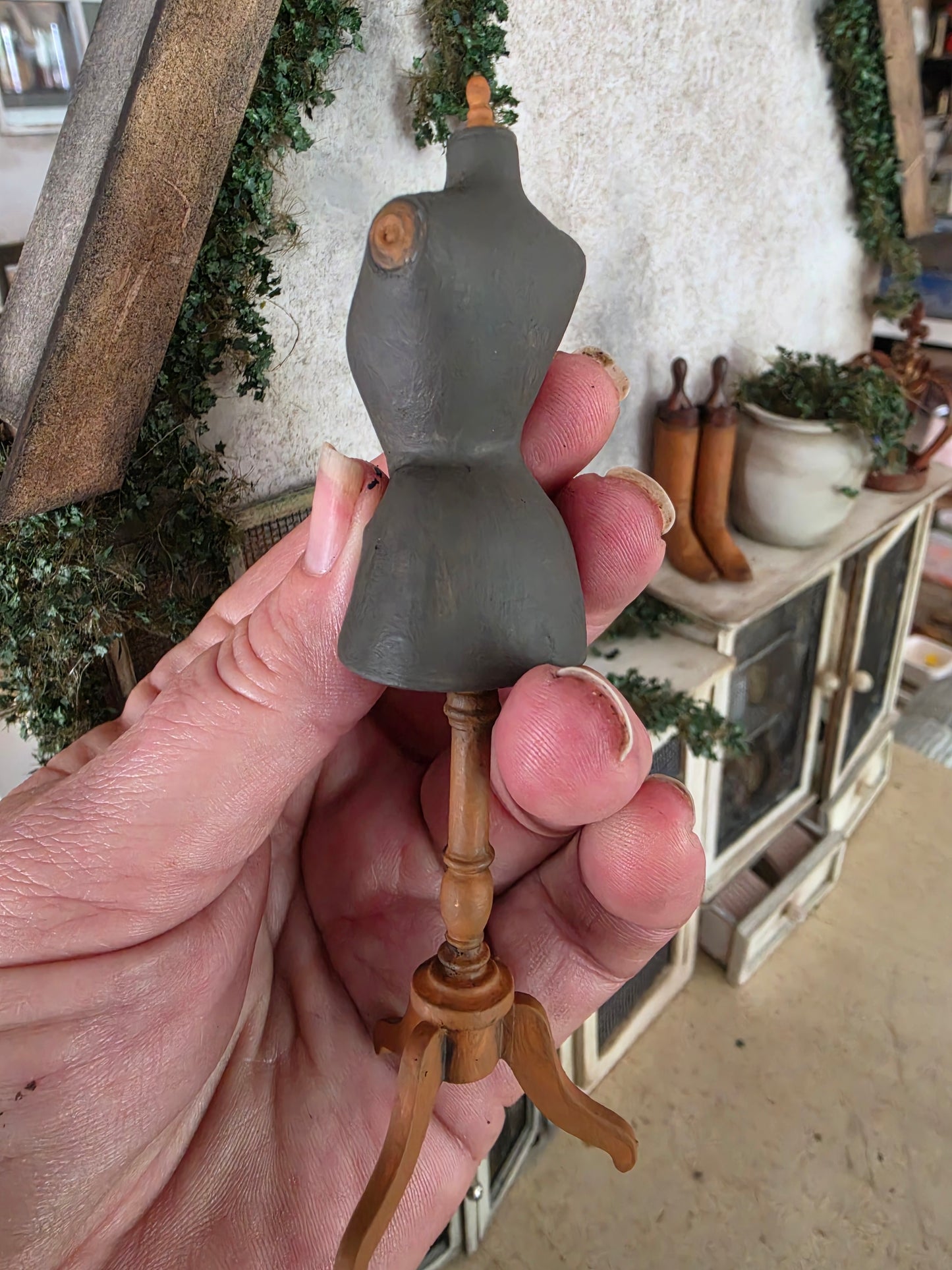 Miniatuur Duivenborst Paspop op Driepoot – Handgemaakt in Brocante Stijl 1:12