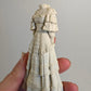 Miniatuur antieke kanten jurk op paspop schaal 1 12 poppenhuis accessoire vintage mode diorama