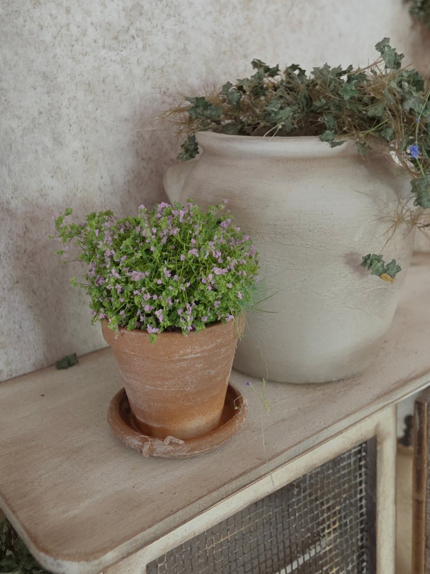 Miniatuur Lila Plantje in Verweerd Terracotta Potje – Handgemaakt in Brocante Stijl 1:12