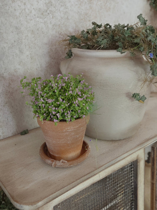 Miniatuur Lila Plantje in Verweerd Terracotta Potje – Handgemaakt in Brocante Stijl 1:12