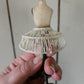 Miniatuur paspopje met crinoline