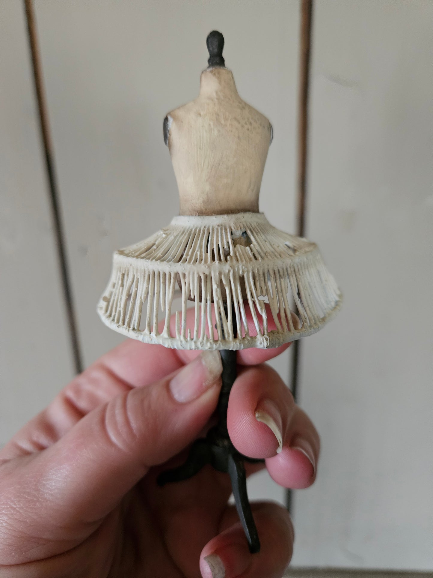 Miniatuur paspopje met crinoline