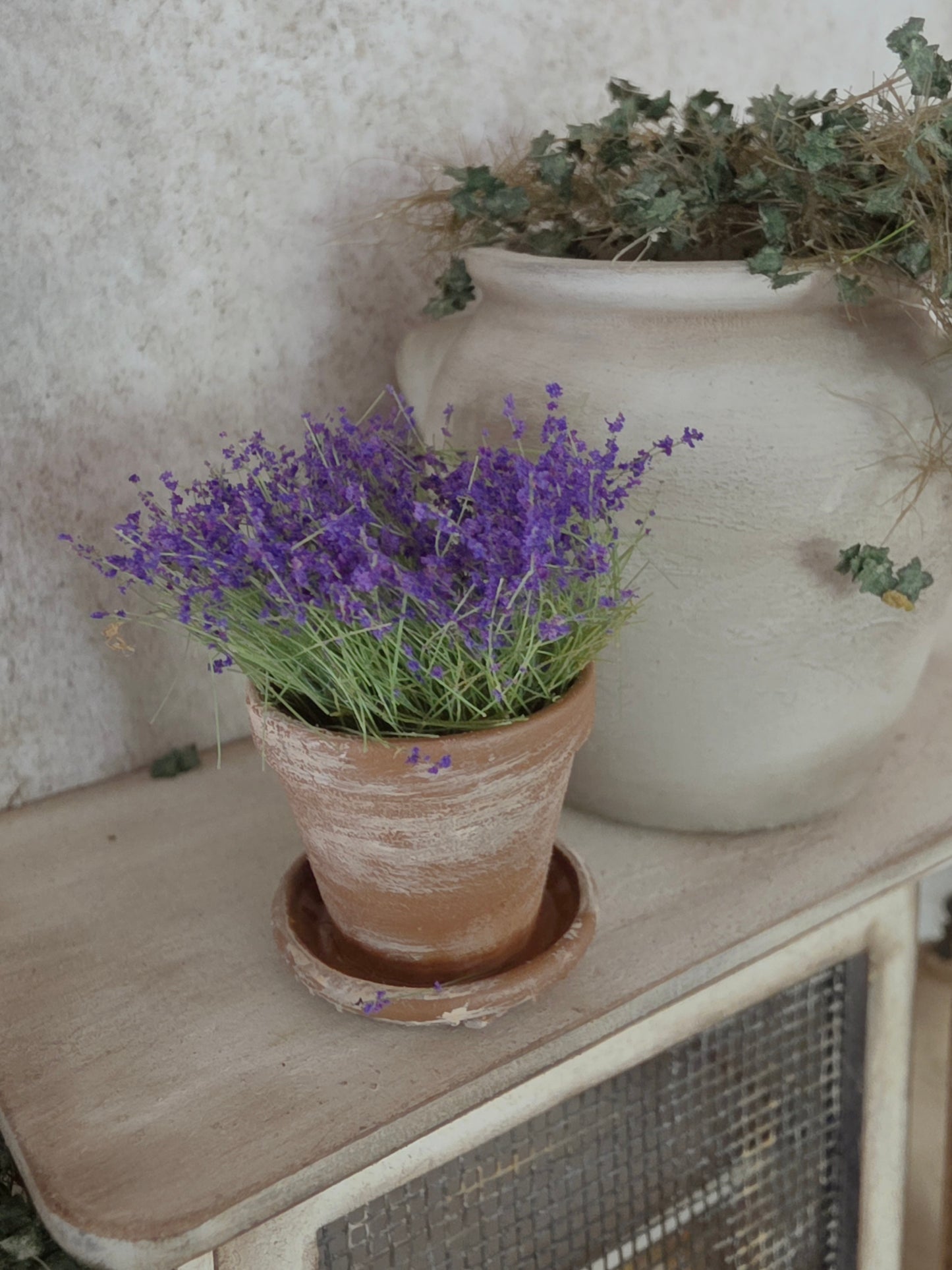Miniatuur Lavendelplantje in Verweerd Terracotta Potje – Handgemaakt in Brocante Stijl 1:12