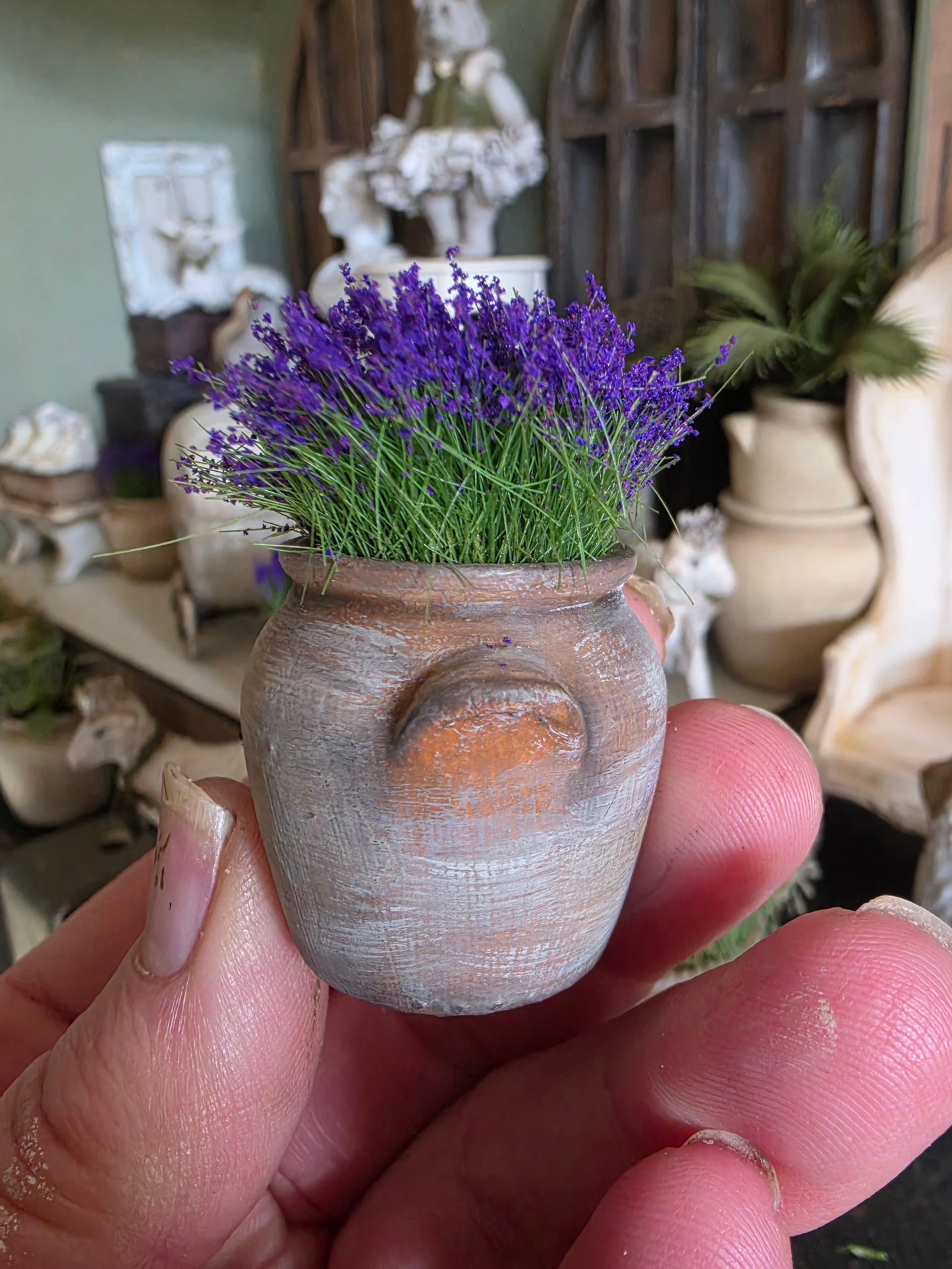 Miniatuur gres pot met lavendel, schaal 1 op 12, poppenhuis, diorama