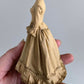 Miniatuur paspop met Victoriaanse jurk beige schaal 1 op 12 handgemaakt poppenhuis decoratie (kopie)