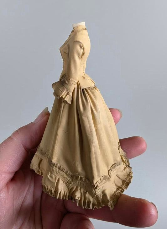 Miniatuur paspop met Victoriaanse jurk beige schaal 1 op 12 handgemaakt poppenhuis decoratie (kopie)