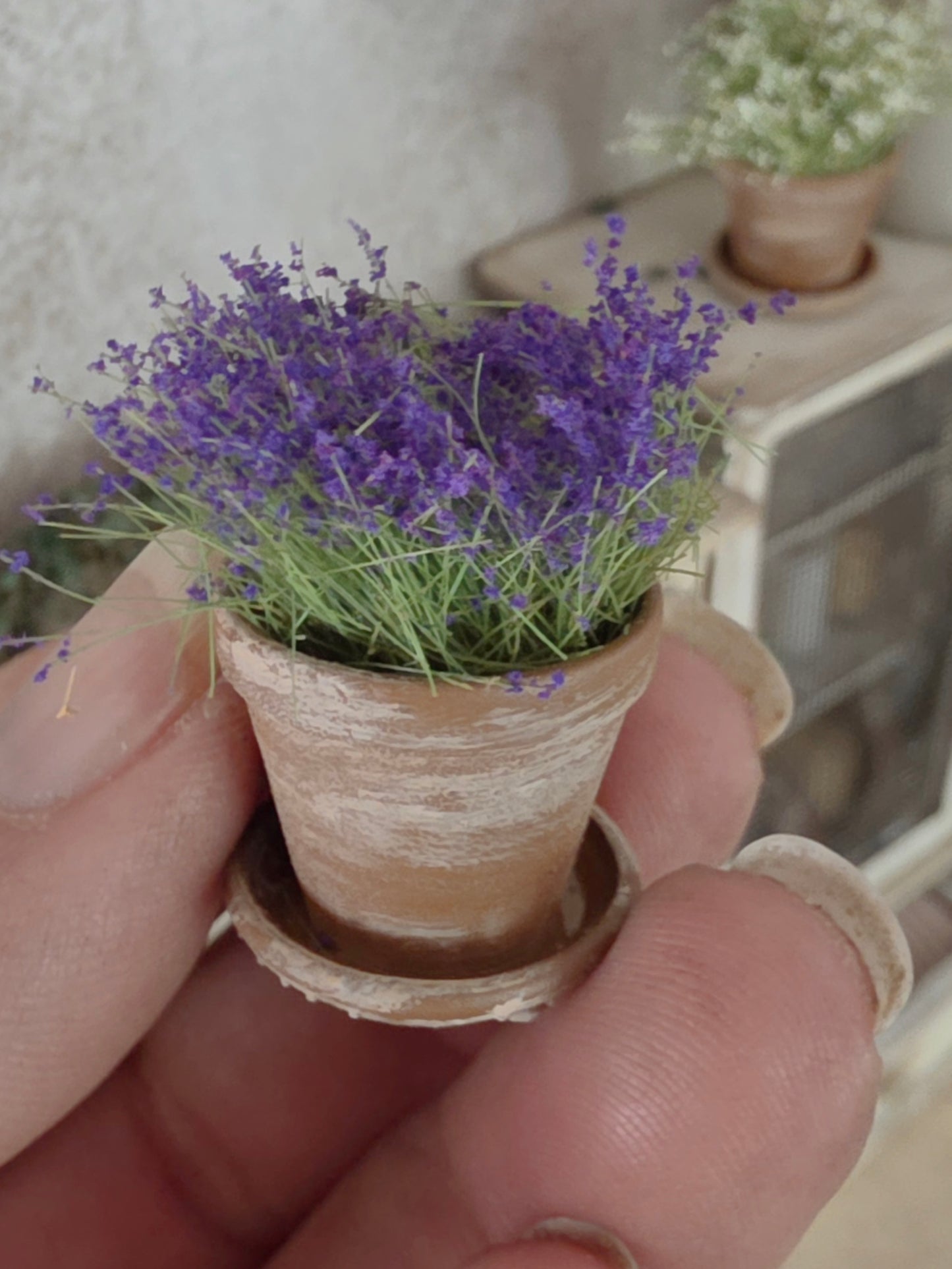 Miniatuur Lavendelplantje in Verweerd Terracotta Potje – Handgemaakt in Brocante Stijl 1:12