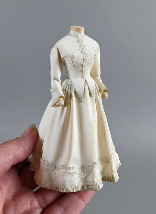 Miniatuur paspop met Victoriaanse jurk schaal 1 op 12 handgemaakt poppenhuis decoratie