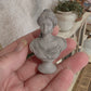 Miniatuur Brocante Borstbeeld 1:12 | Handgemaakt & Handbeschilderd | Resin Klassiek Beeld | Franse & Victoriaanse Poppenhuis Decoratie